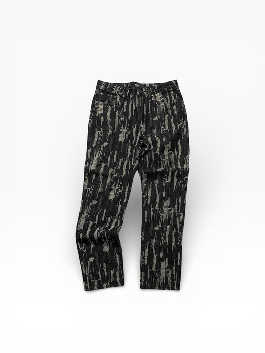 Man distressed jeans